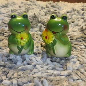 Vintage Frog salt & pepper shakers